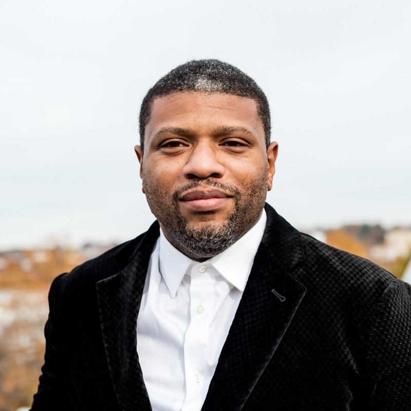 http://brandolon%20barnett%20author%20headshot